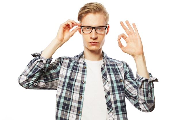 Portret van een man in glazen duim opdagen op witte achtergrond