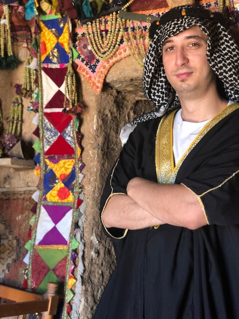 Foto portret van een man in traditionele kleding die binnen staat