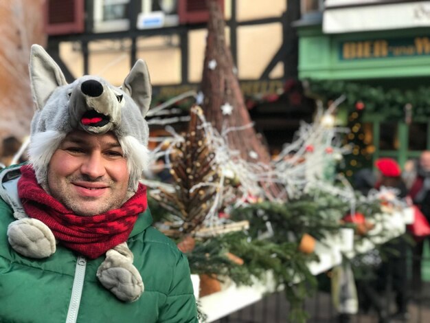 Foto portret van een man in warme kleding buiten