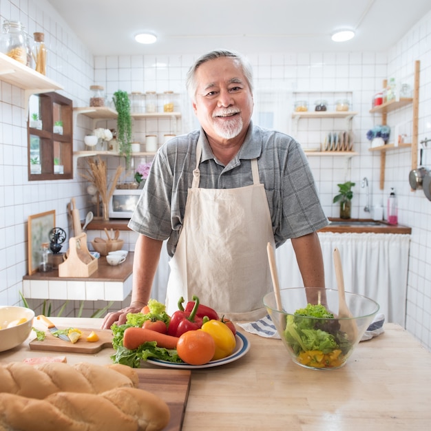 Portret van een man koken in de keuken.