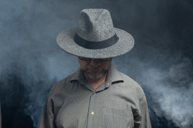 Portret van een man met baard en zonnebril en hoed die poseert voor fotografie