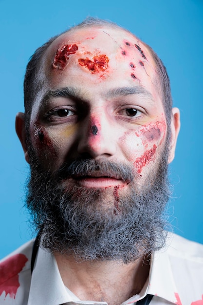 Portret van een man met blauwe plekken, slachtoffer van huiselijk geweld.