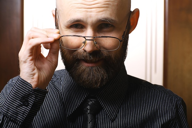 Portret van een man met een baard en een bril