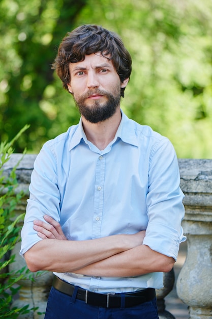 Portret van een man met een baard in een overhemd in het Park