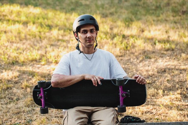 Portret van een man met een bord in zijn handen. Hoge kwaliteit foto