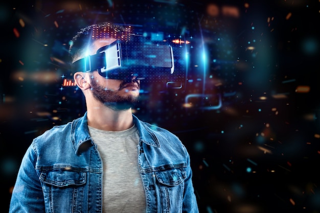 Portret van een man met een bril van virtual reality, vr, werkt samen met een virtueel scherm.