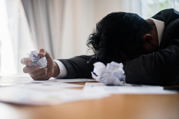 Portret van een man met een camera terwijl hij op tafel zit