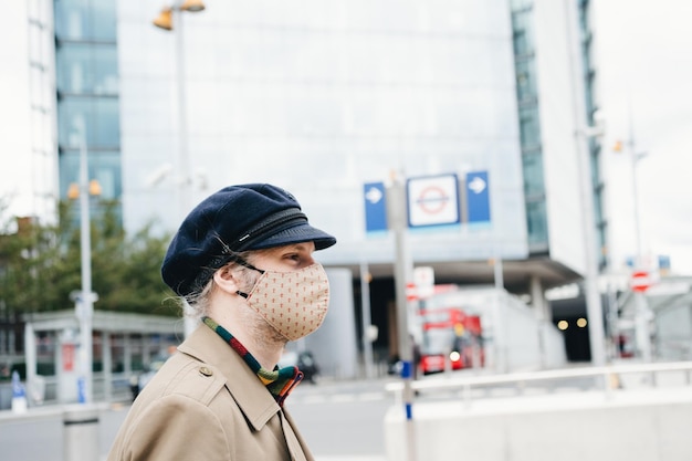 Portret van een man met een gezichtsmasker in de stad