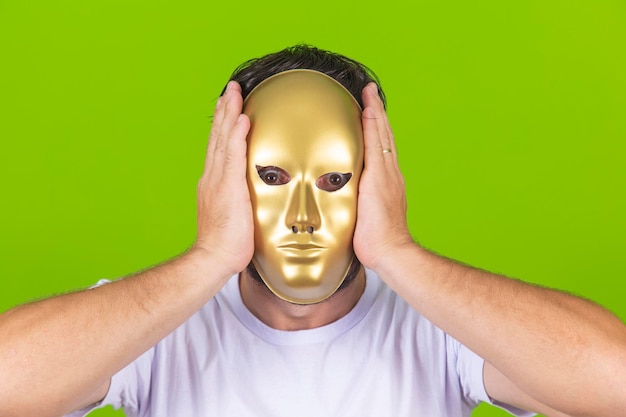 Portret van een man met een gouden masker op een groene achtergrond