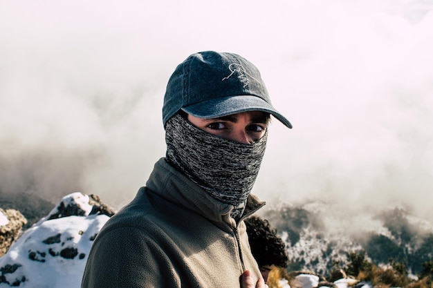 Foto portret van een man met een hoed die tegen de sneeuw staat