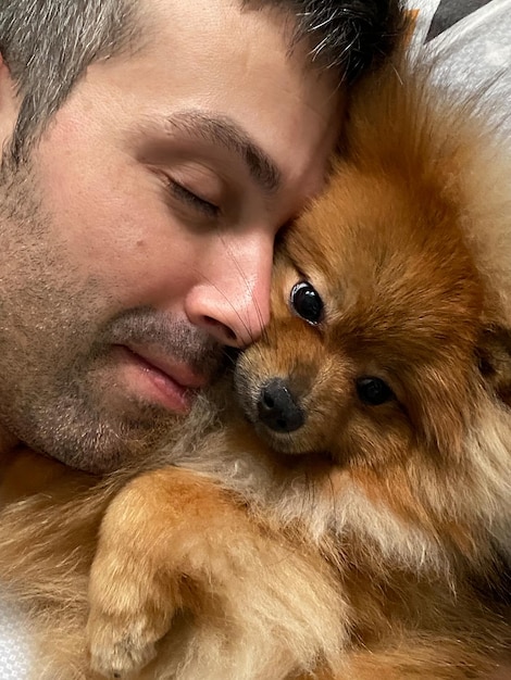 Foto portret van een man met een hond foto van hoge kwaliteit