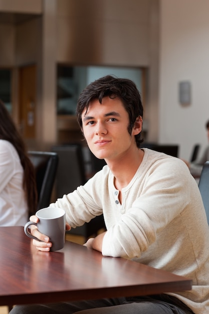 Portret van een man met een kopje koffie