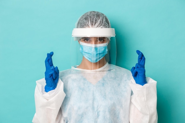 Foto portret van een man met een masker op een blauwe achtergrond