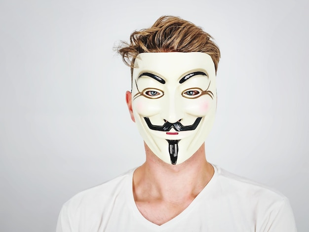 Portret van een man met een masker op een witte achtergrond