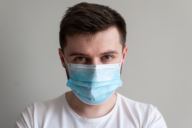 Portret van een man met een medisch masker