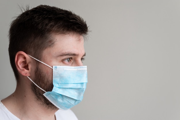 Foto portret van een man met een medisch masker