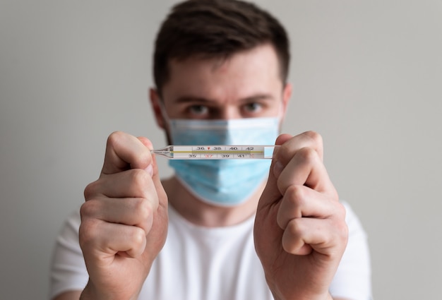 Portret van een man met een medisch masker