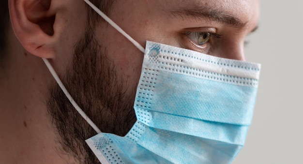 Portret van een man met een medisch masker