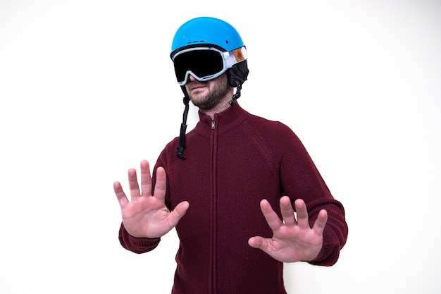 Portret van een man met een skihelm en een bril die bang is om in de bergen te rijden