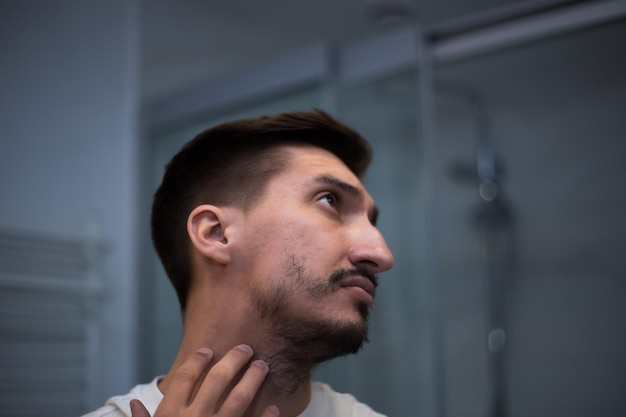 Portret van een man met een slechte heterogene baard