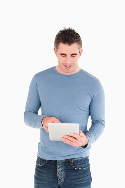 Portret van een man met een tabletcomputer