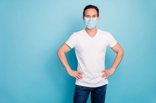 portret van een man met een veiligheidsmasker stop pathogeen respiratoire mers cov infectie influenza