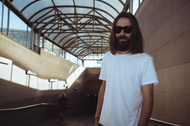 Portret van een man met een zonnebril terwijl hij in een tunnel staat