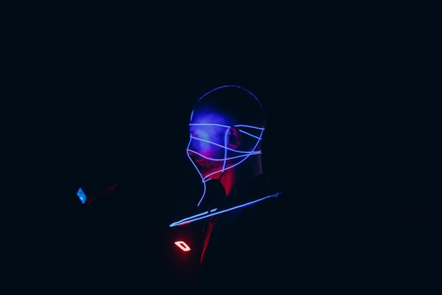 Portret van een man met neon gloedlijnen op zijn gezicht Concept cyberpunk en virtual reality