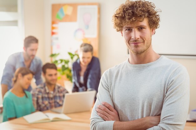 Foto portret van een man met zijn collega achter hem