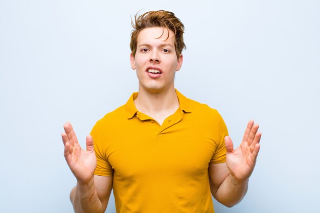 portret van een man op een blauwe achtergrond