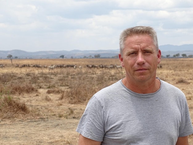 Foto portret van een man op het veld tegen de lucht