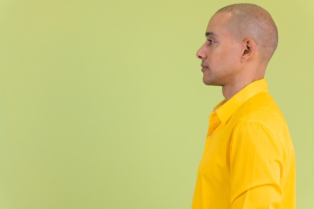 Foto portret van een man tegen een gele achtergrond
