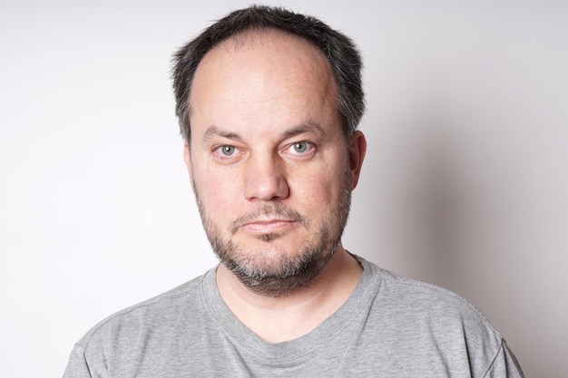 Portret van een man tegen een witte achtergrond