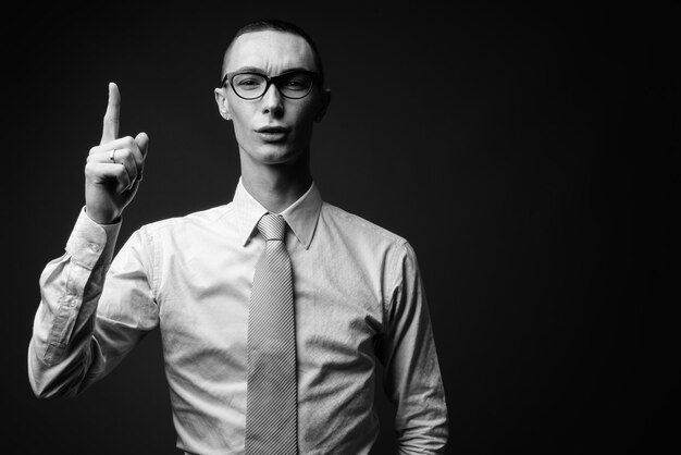 Foto portret van een man tegen een zwarte achtergrond