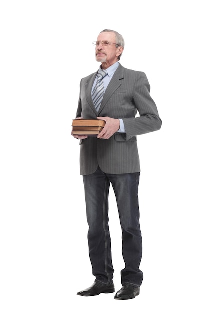 Portret van een man van middelbare leeftijd in een pak met een stapel boeken