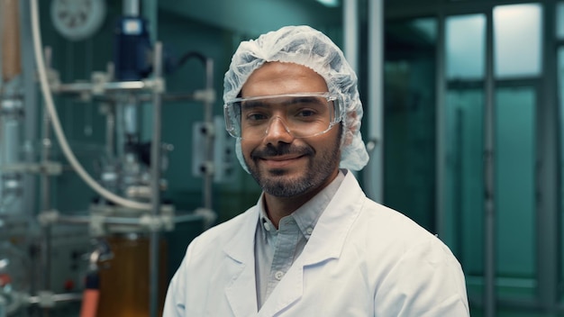 Portret van een man wetenschapper in uniform werken in curatief laboratorium