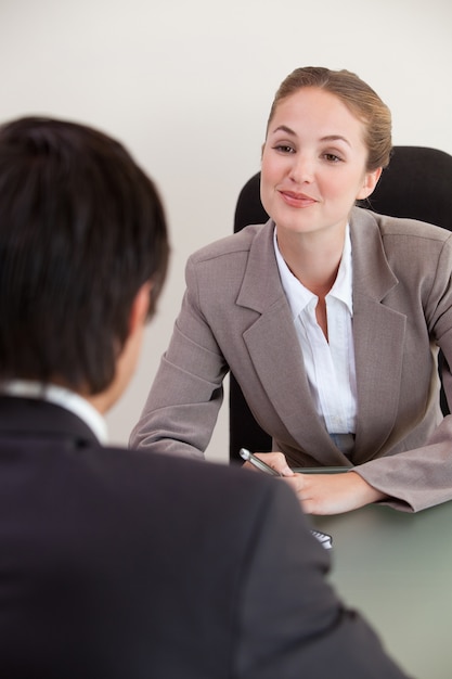 Portret van een manager die een mannelijke kandidaat interviewt