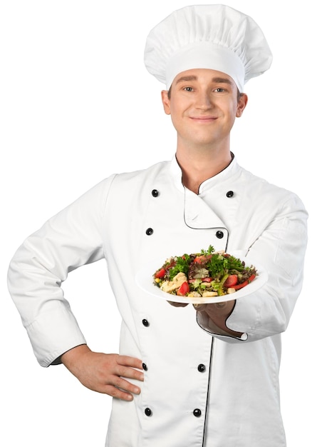 Portret van een mannelijke chef-kok die salade bereidt die op een witte achtergrond wordt geïsoleerd