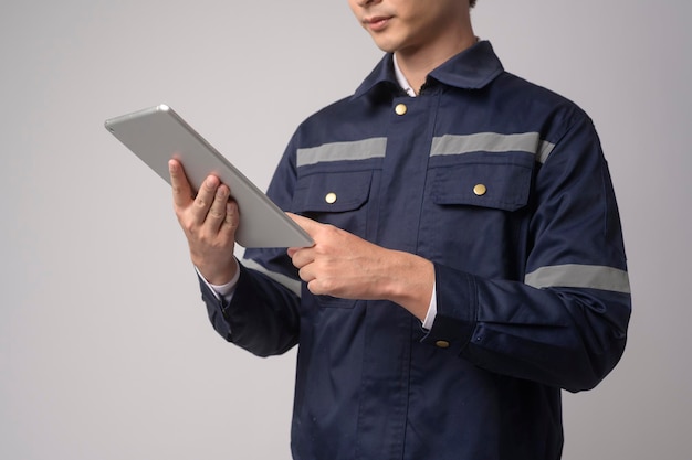 Portret van een mannelijke ingenieur die een beschermende helm draagt over een witte achtergrond studio