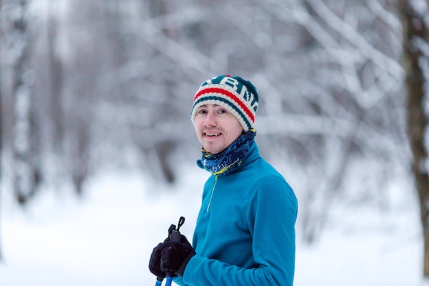 Portret van een mannelijke skiër in het bos in de winter