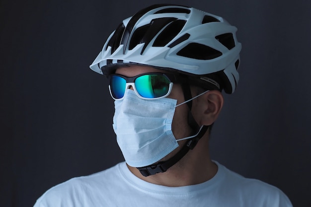 Portret van een mannelijke wielrenner in een medisch masker. Covid-19 concept