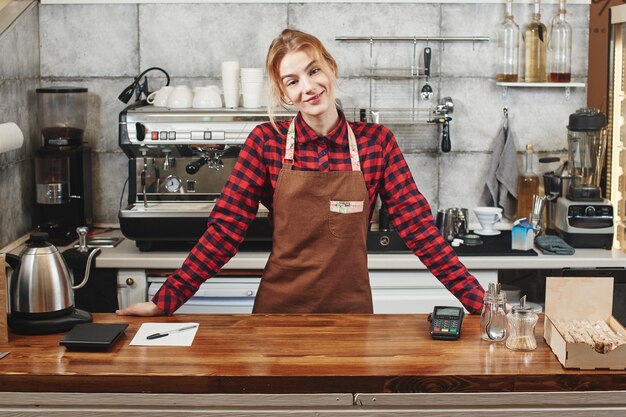 Portret van een meisje barista's op de werkplek op de achtergrond van koffie