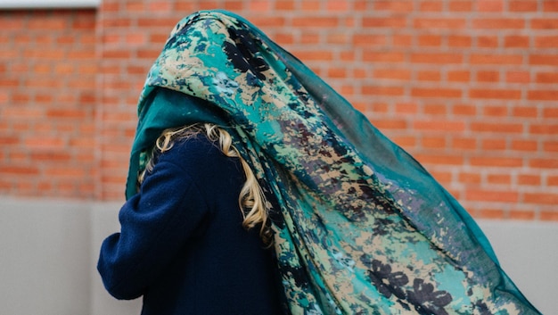 Foto portret van een meisje bedekt met een sjaal