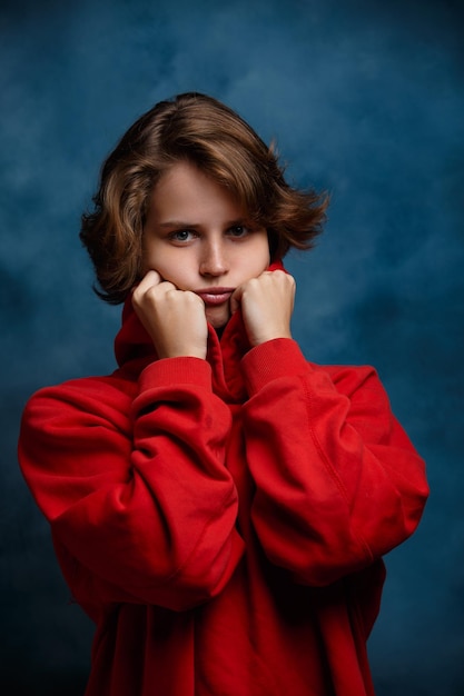 Portret van een meisje close-up op een blauwe achtergrond