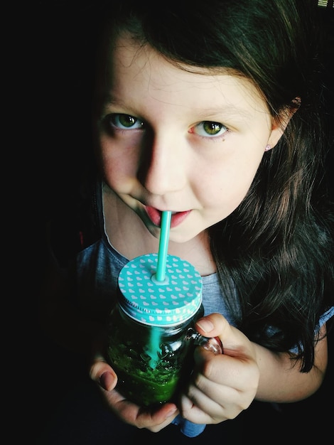 Portret van een meisje dat een drankje drinkt