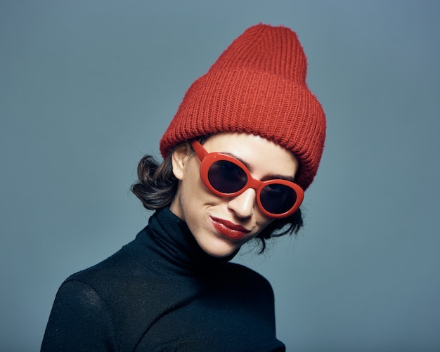 Portret van een meisje dat een rode hoed draagt