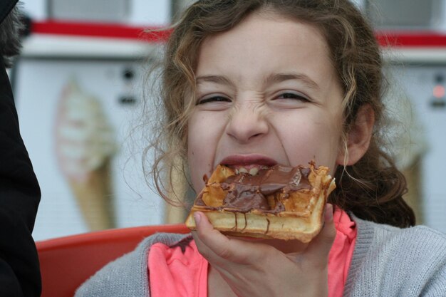 Foto portret van een meisje dat eten eet