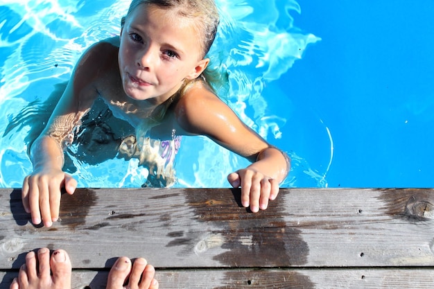 Foto portret van een meisje dat in een zwembad zwemt