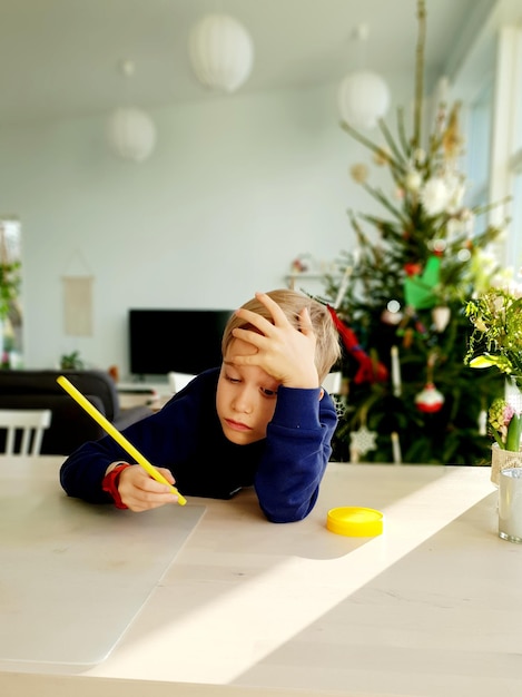 Portret van een meisje dat met een kerstboom speelt