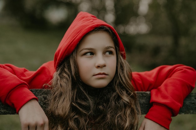 Foto portret van een meisje dat op een houten hek leunt